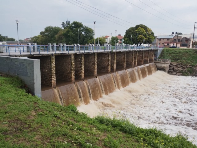 El arroyo viene cargado despus de las lluvias de la ltima quincena